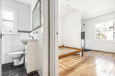 Studio to rent, Dalling Road, Hammersmith W6