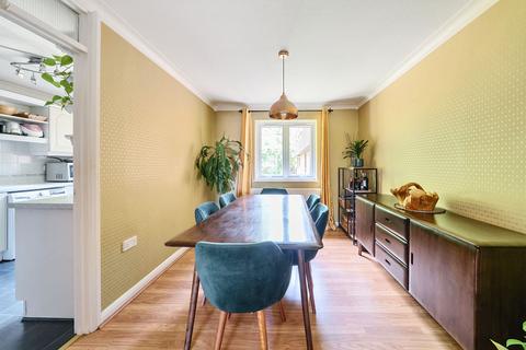 3 bedroom flat for sale, Great Austins, Farnham, GU9