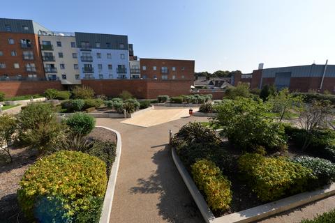 2 bedroom flat to rent,  John Thornycroft Road, Southampton SO19