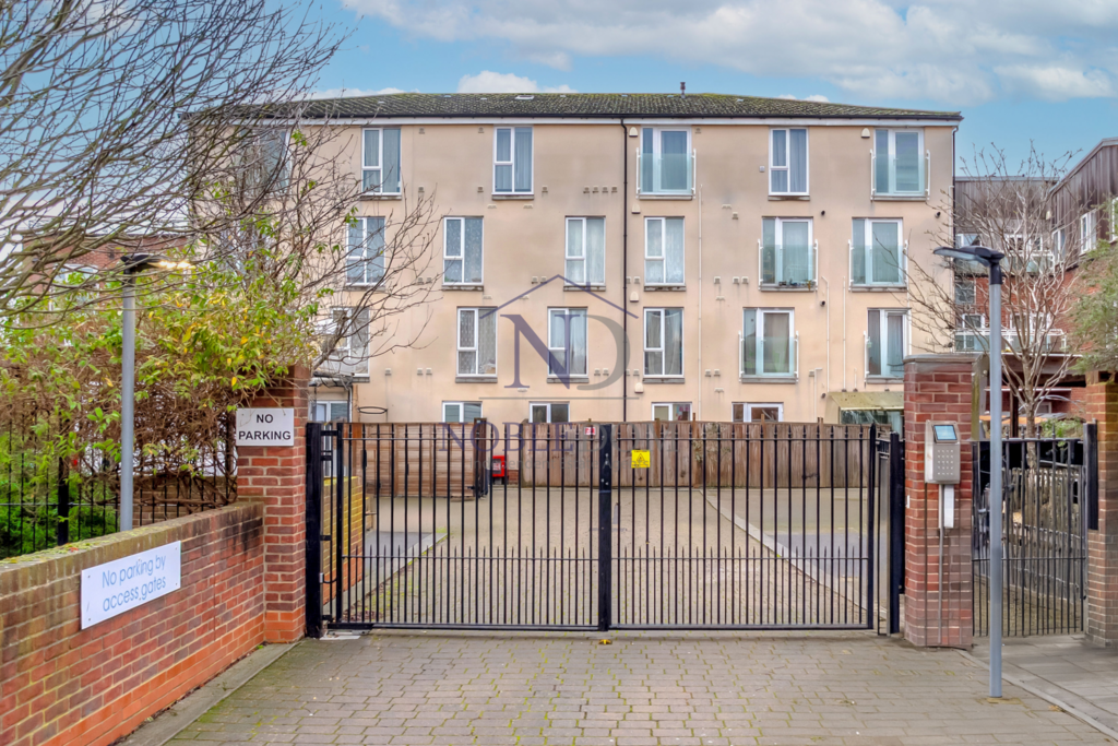 2 bedroom ground floor flat in hounslow on shared