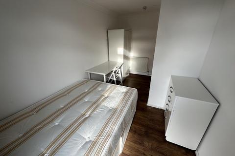 1 bedroom flat to rent, Roxeth Hill