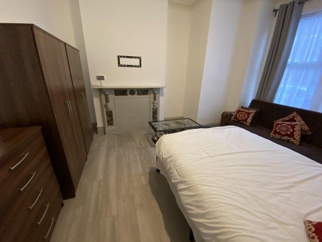 Larch-road-nw2-6sg-1051392