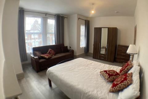 1 bedroom flat to rent, Larch Road