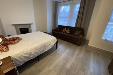 1 bedroom flat to rent, Larch Road