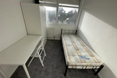 1 bedroom flat to rent, Roxeth Hill