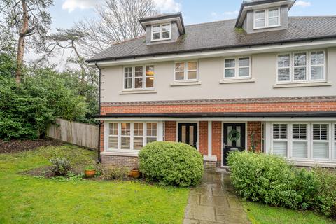 Nettlecombe Close, Farnham, GU9