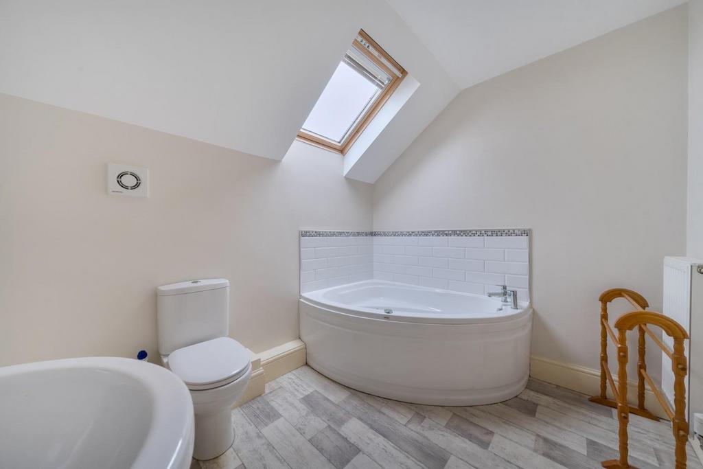 Bed 1 Ensuite.jpg