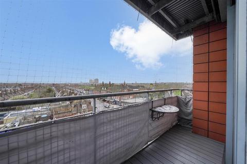 2 bedroom apartment for sale, The Roundway, London N17