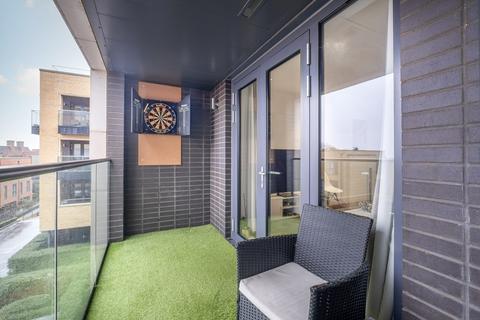 2 bedroom flat for sale, Pipit Drive, London, SW15