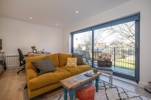 Gunnersbury Avenue, Ealing, W5