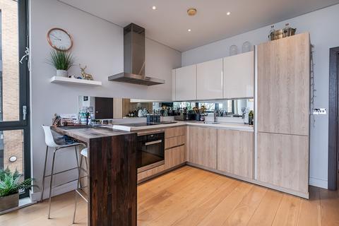 2 bedroom flat for sale, Plaza Gardens, London, SW15