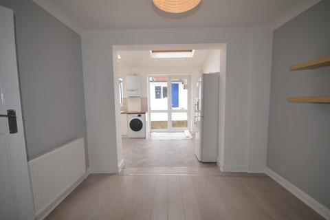 4 bedroom terraced house to rent, Tiverton Road, Edgware, HA8 6BE