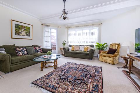 Roehampton Close, London, SW15