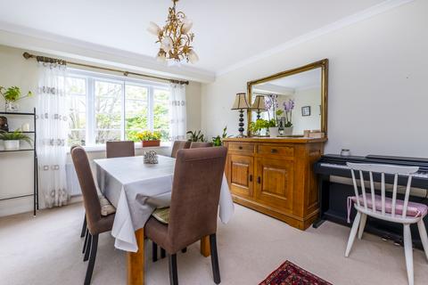 3 bedroom flat for sale, Roehampton Close, London, SW15