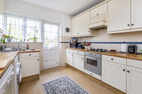 3 bedroom flat for sale, Roehampton Close, London, SW15