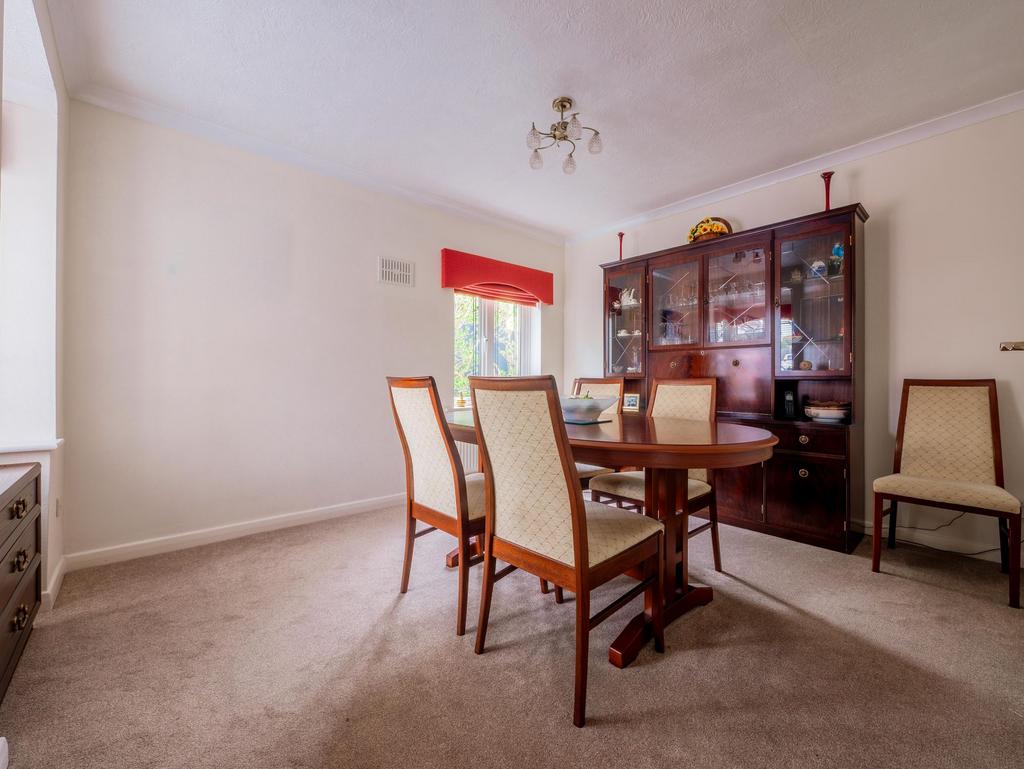 Bedroom 2/Dining room