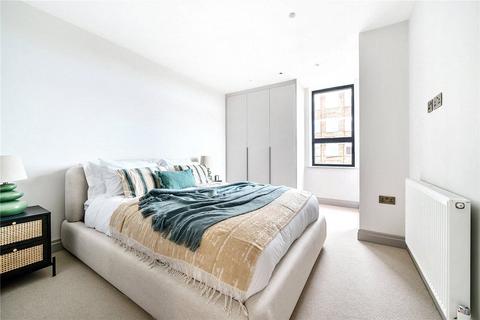 4 bedroom terraced house for sale, Lynwood Close, London, E18