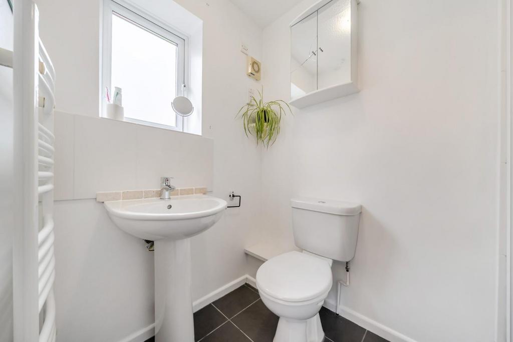 Bedroom 1 ensuite.jpg
