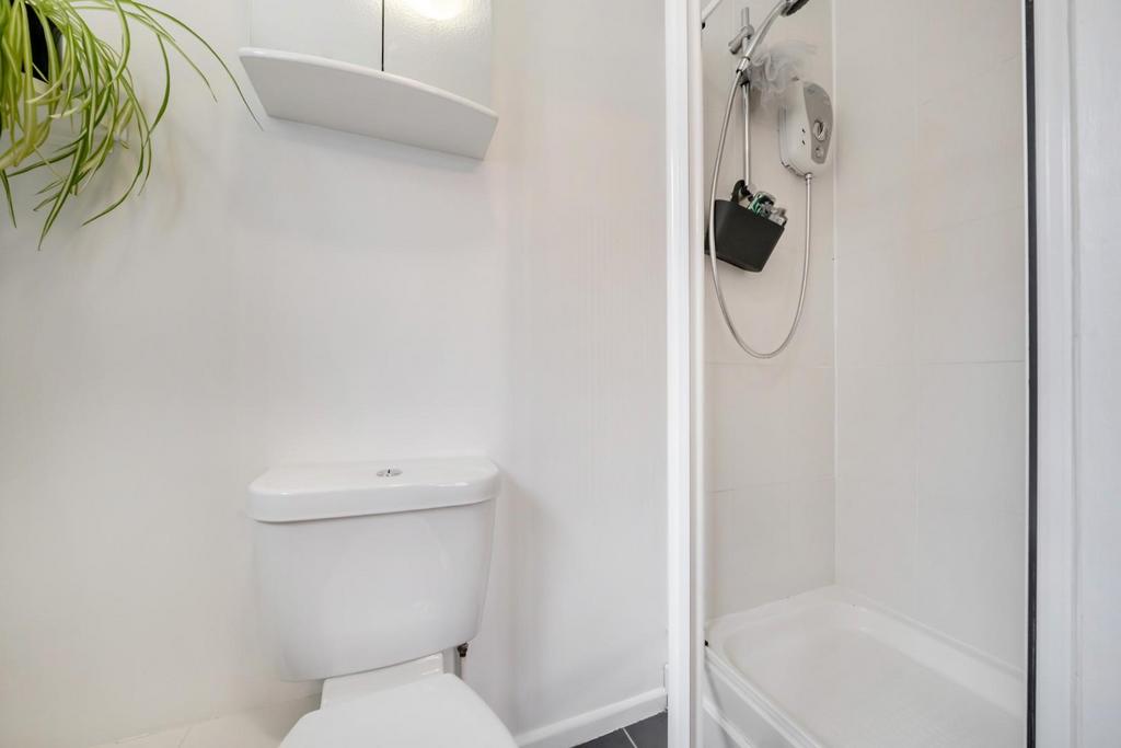 Bedroom 1 ensuite corner.jpg