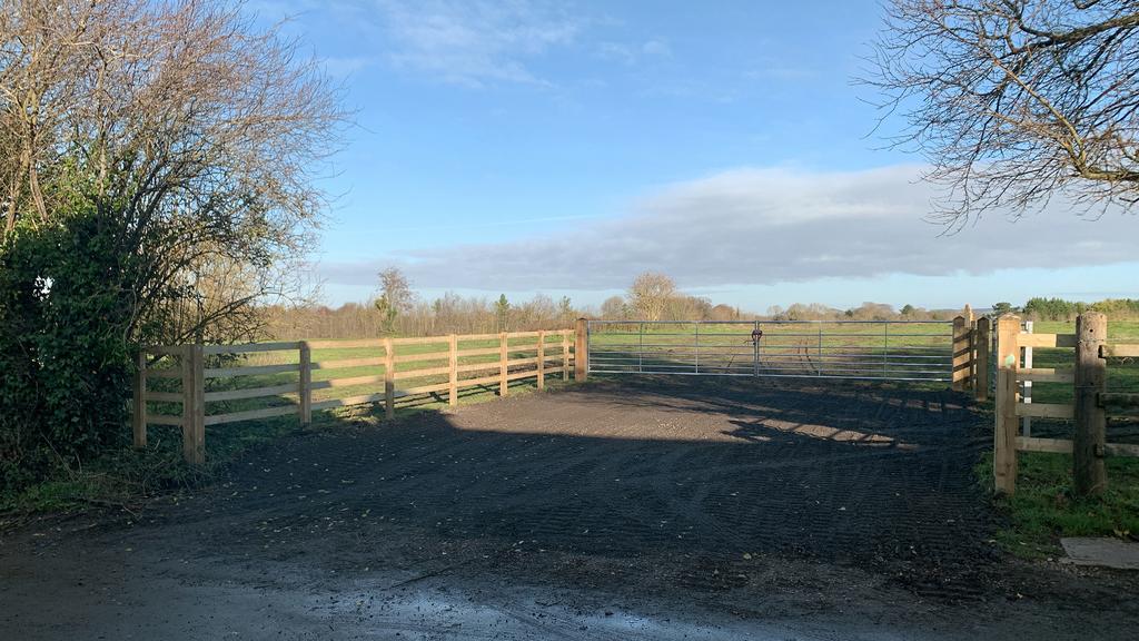 Direct access via a double-gated entrance...