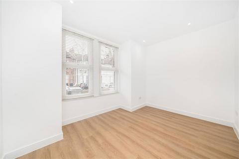 3 bedroom flat for sale, Larch Road, London NW2