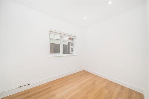 3 bedroom flat for sale, Larch Road, London NW2