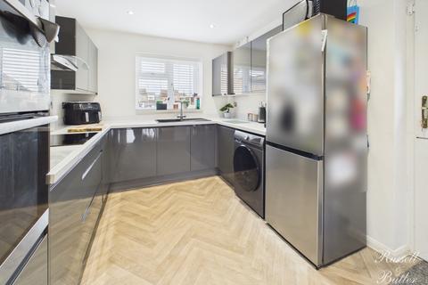 undefined, Edmonds Close, Buckingham, Buckinghamshire, MK18