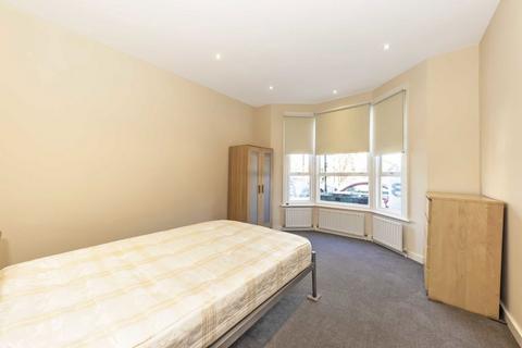 4 bedroom flat to rent, Kepler Road, London SW4