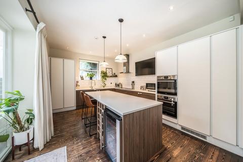 3 bedroom flat for sale, Sisters Avenue, London SW11