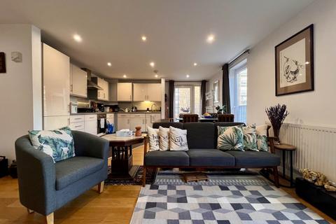 2 bedroom flat for sale, Grantham Road, Manor Park, E12