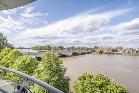 3 bedroom flat for sale, Brewhouse Lane, London, SW15