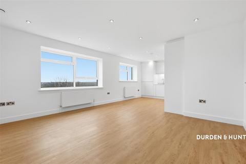 2 bedroom apartment for sale, Kings Avenue, Buckhurst Hill, IG9