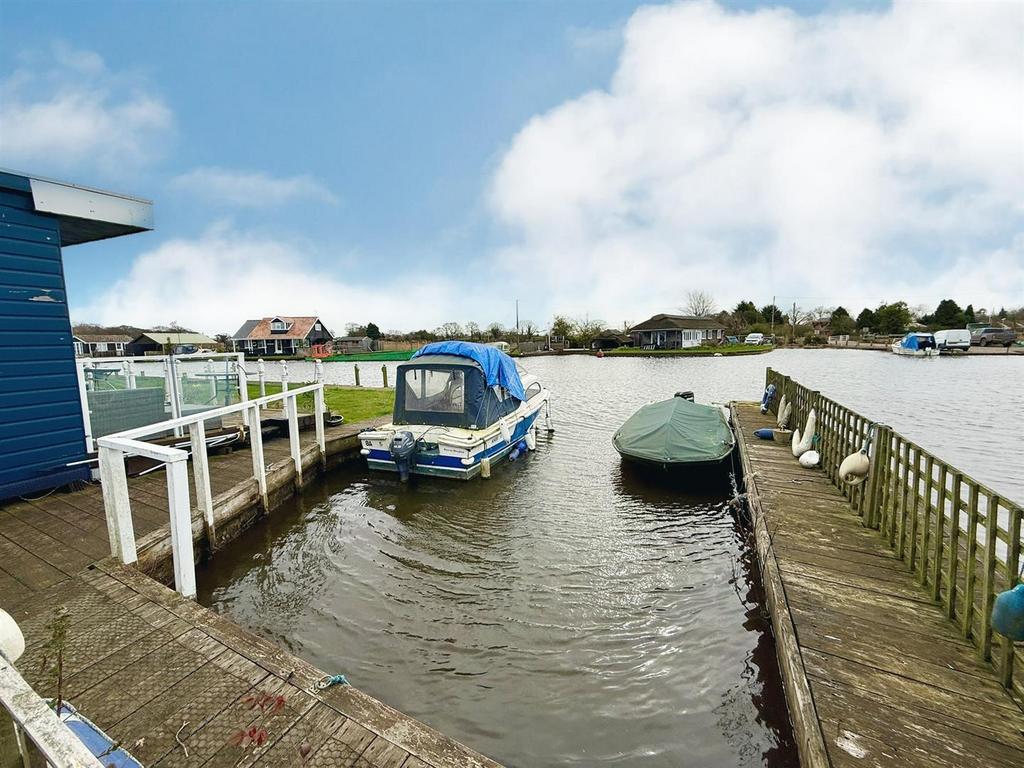 Mooring dock