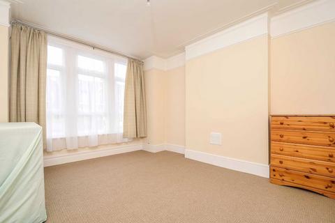 2 bedroom flat to rent, Garratt Lane, London SW17