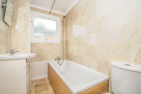 2 bedroom flat to rent, Garratt Lane, London SW17