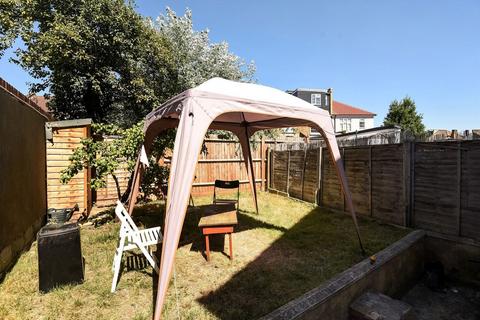2 bedroom flat to rent, Garratt Lane, London SW17