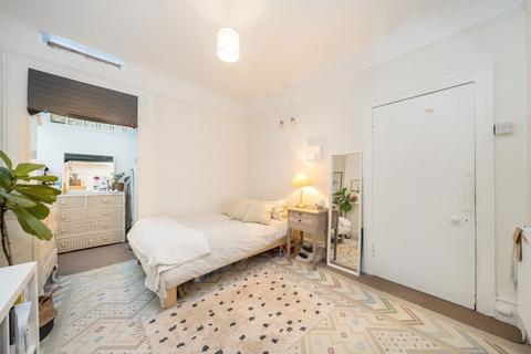 2 bedroom flat to rent, Garratt Lane, London SW17