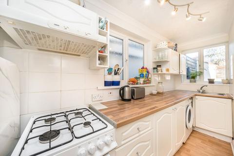 2 bedroom flat to rent, Garratt Lane, London SW17