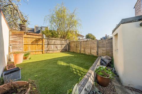 2 bedroom flat to rent, Garratt Lane, London SW17