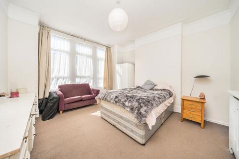 2 bedroom flat to rent, Garratt Lane, London SW17
