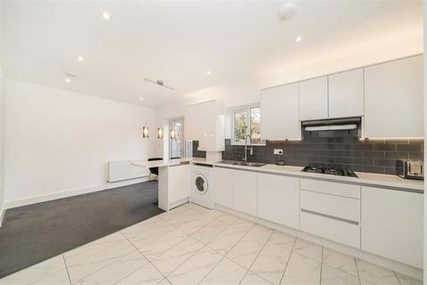 3 bedroom terraced house to rent, The Knole, London SE9