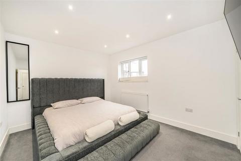 3 bedroom terraced house to rent, The Knole, London SE9