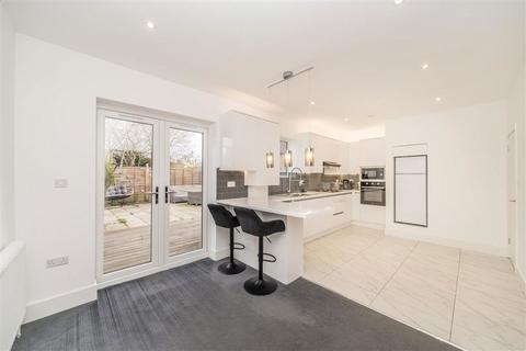 3 bedroom terraced house to rent, The Knole, London SE9