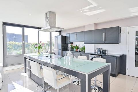 3 bedroom flat for sale, New Park Road, Brixton, London, SW2