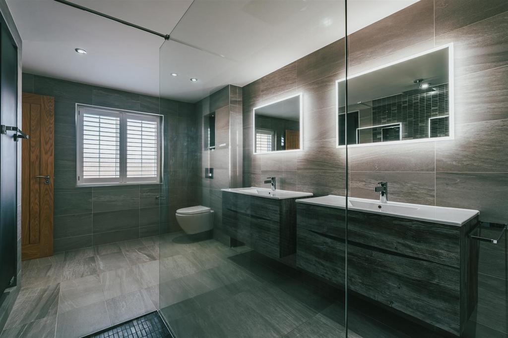 Master En-Suite Bathroom