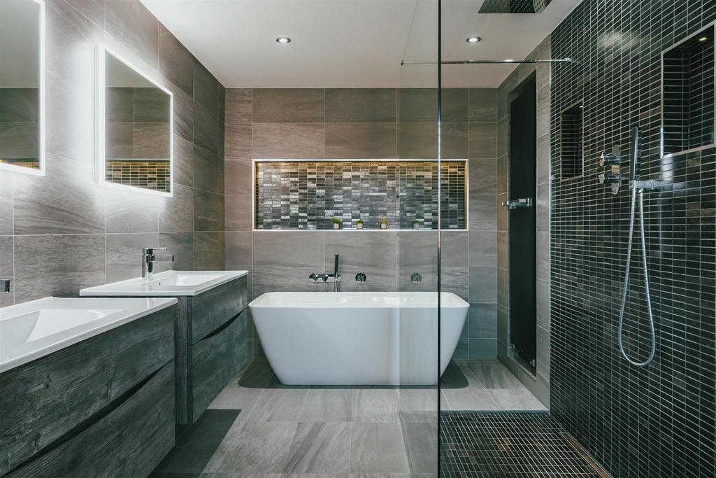 Master En-Suite Bathroom