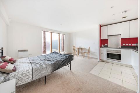 undefined, London Road, Isleworth TW7