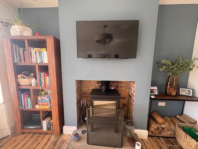 Livingroomb.jpg