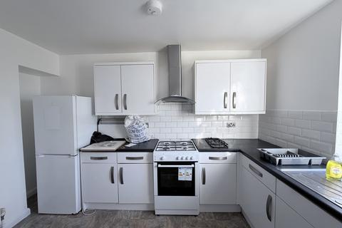4 bedroom semi-detached house to rent, Spearing Road, High Wycombe, HP12 3LA