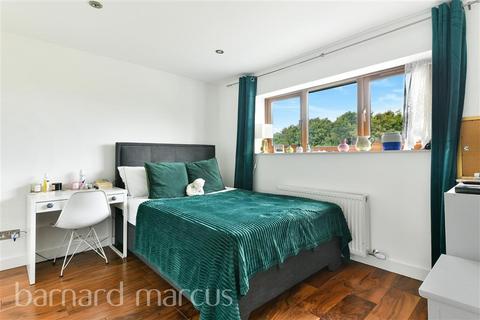 undefined, Sparrow Farm Drive, FELTHAM